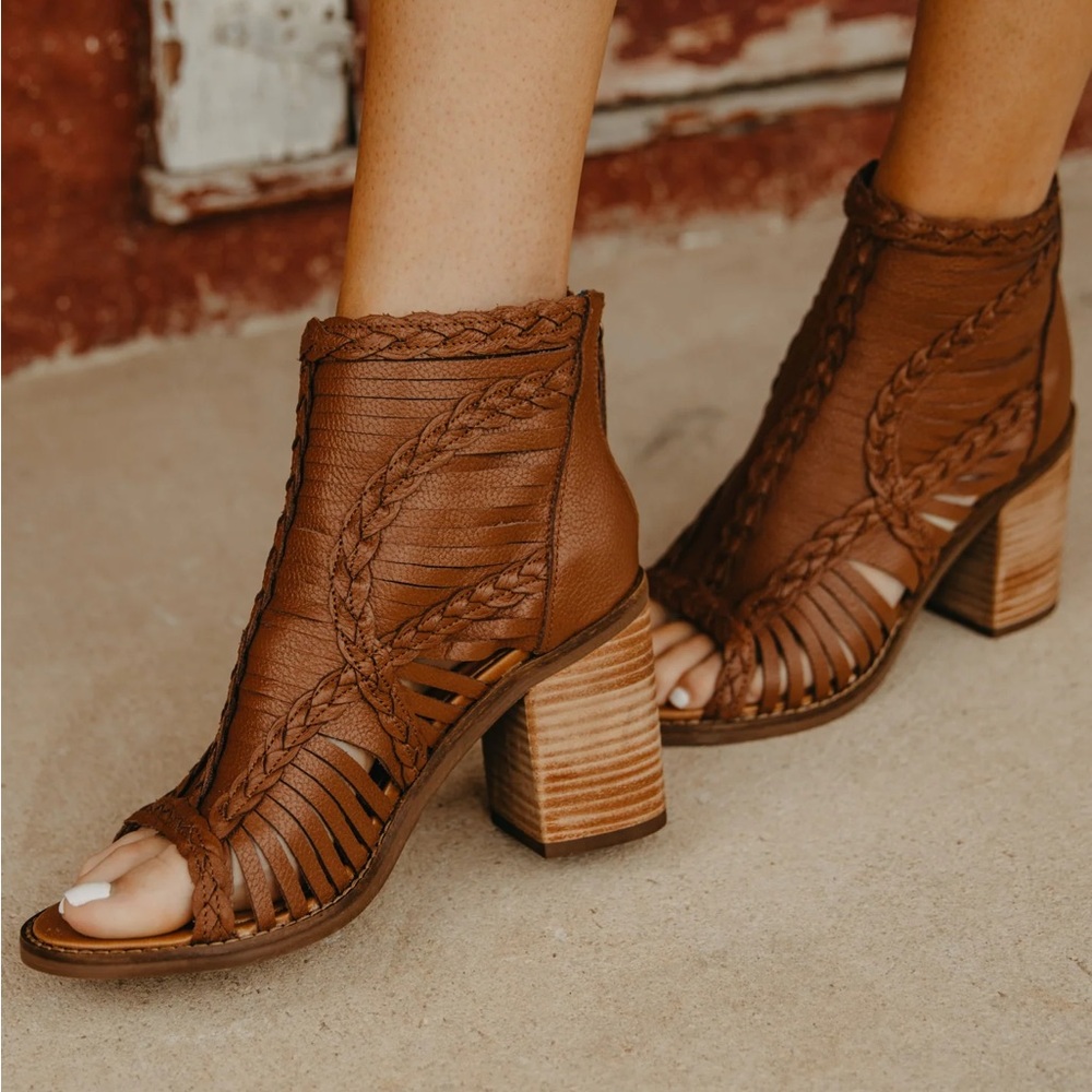 Dingo JEEZY Tan Open Toe Sandals